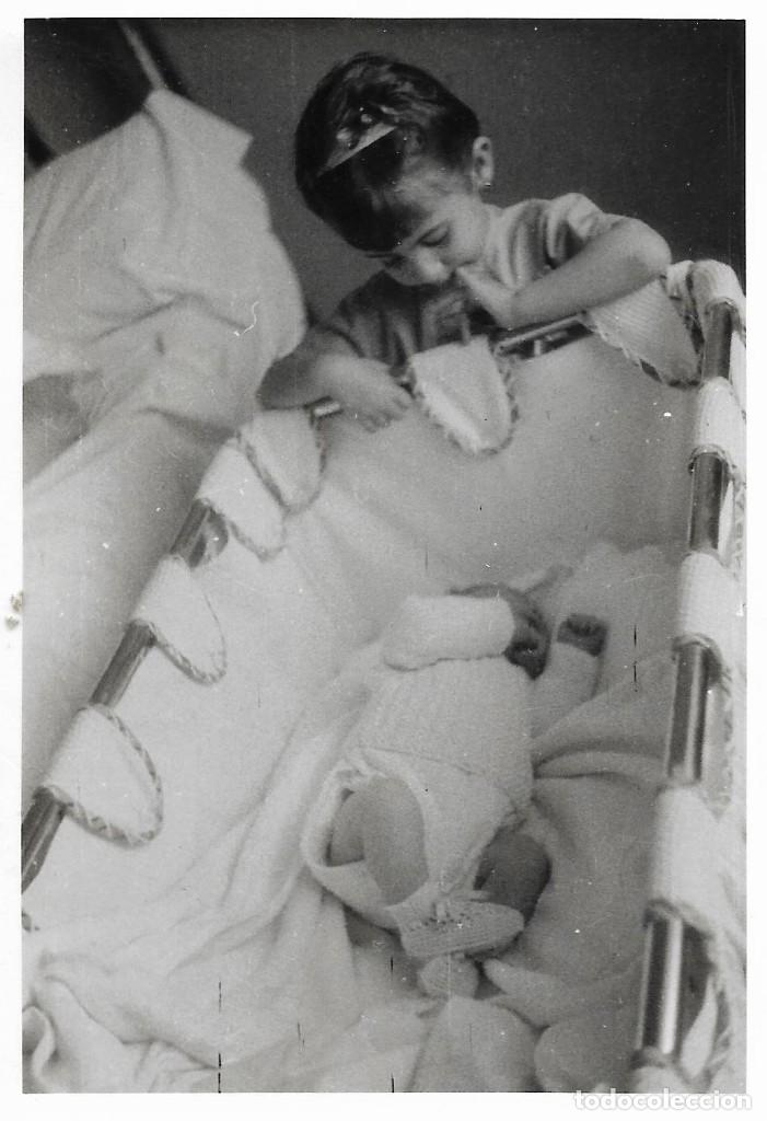 Fotografia antiga: == AD382 - FOTOGRAFIA - NI&Ntilde;A MIRANDO A UN BEB&Eacute; EN SU CUNITA