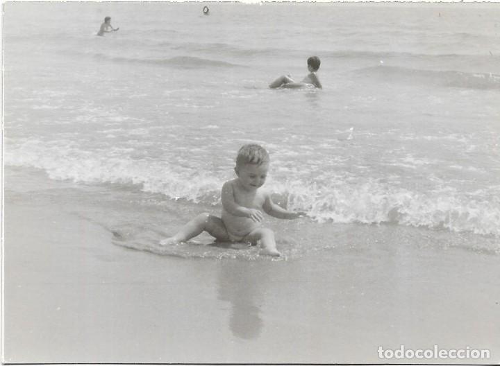 Fotografia antiga: == AD510 - FOTOGRAFIA - NI&Ntilde;ITO EN LA PLAYA
