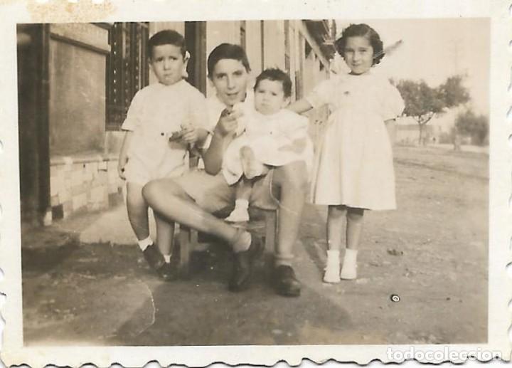 Fotografia antica: == FA850 - FOTOGRAFIA PEQUE&Ntilde;O FORMATO - JOVEN CON TRES NI&Ntilde;ITOS - 6,2 X 4,5 CM.