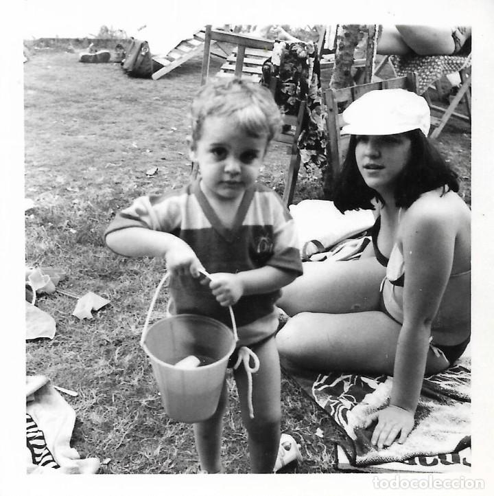 Alte Fotografie: == AD714 - FOTOGRAFIA - JOVEN Y UNA NI&Ntilde;ITA