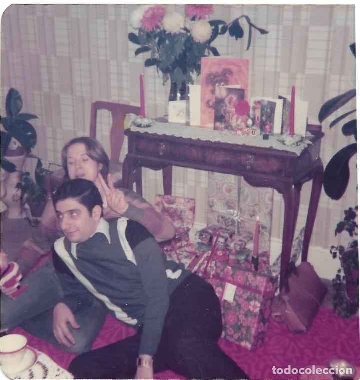 Alte Fotografie: == AD719 - FOTOGRAFIA - PAREJA JUNTO A UN MONTON DE REGALOS