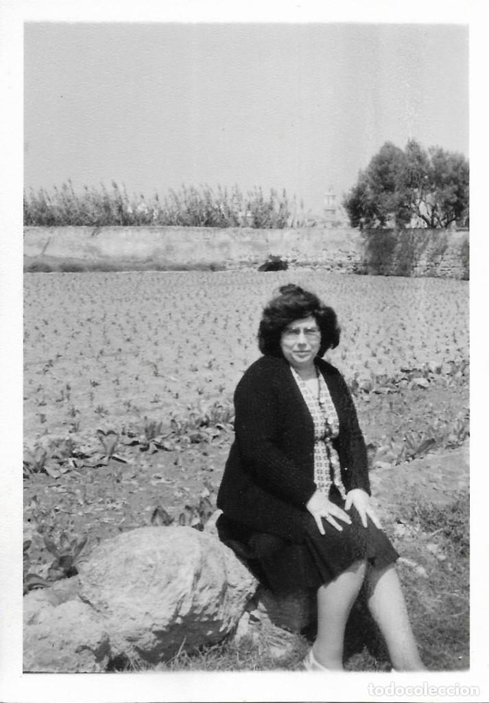 Photographie ancienne: == AD610 - FOTOGRAFIA - SE&Ntilde;ORA SENTADA EN UNA PIEDRA EN EL CAMPO