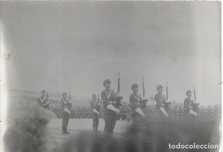 Fotografia antiga: == AD615 - FOTOGRAFIA - DESFILE MILITAR