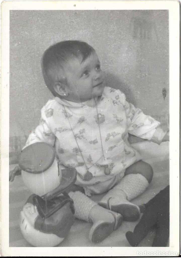 Fotografia antiga: == AD622 - FOTOGRAFIA - NI&Ntilde;ITA CON SU PATITO TENTETIESO