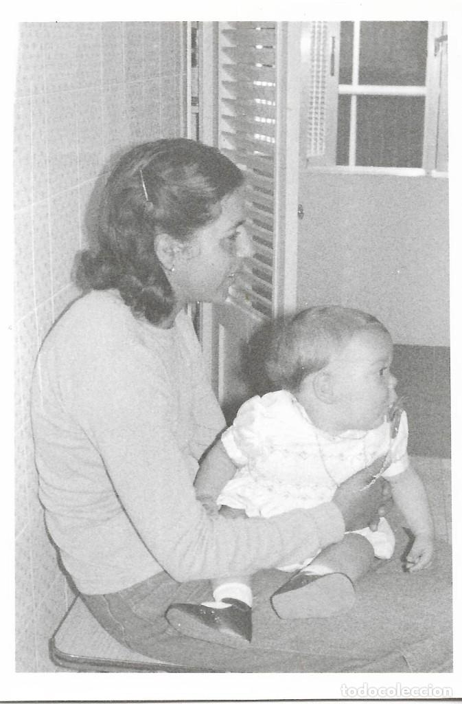 Fotografia antiga: == AD624 - FOTOGRAFIA - SE&Ntilde;ORA CON UNA NI&Ntilde;ITA EN BRAZOS