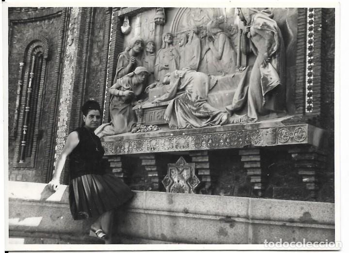 Antique Photography: == AD625 - FOTOGRAFIA - SE&Ntilde;ORA SENTADA JUNTO A UN GRAN MURAL