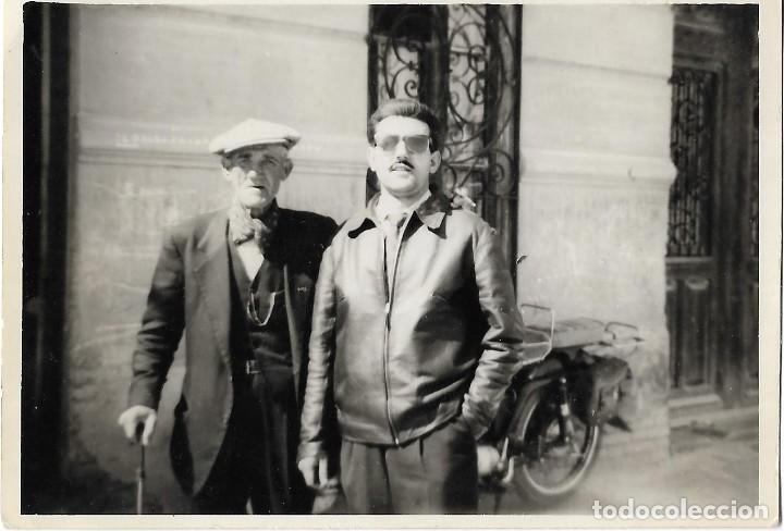 Antique Photography: == AD545 - FOTOGRAFIA - JOVEN Y SE&Ntilde;OR MAYOR DELANTE DE UNA MOTO