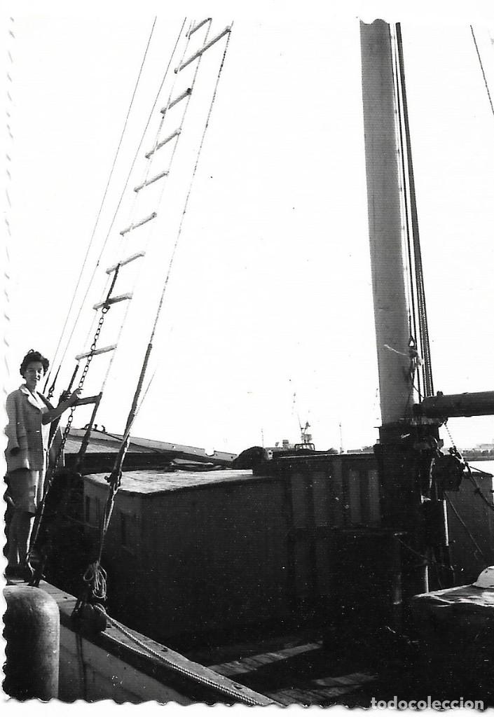 Antique Photography: == AD548 - FOTOGRAFIA - SE&Ntilde;ORA JUNTO A UNA BARCA