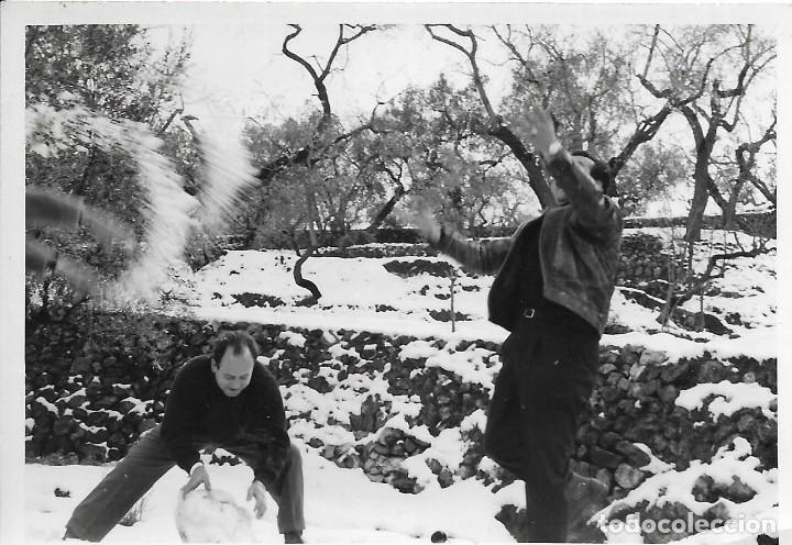 Fotograf&iacute;a antigua: == AD565 - FOTOGRAFIA - PAREJA JUGANDO EN LA NIEVE