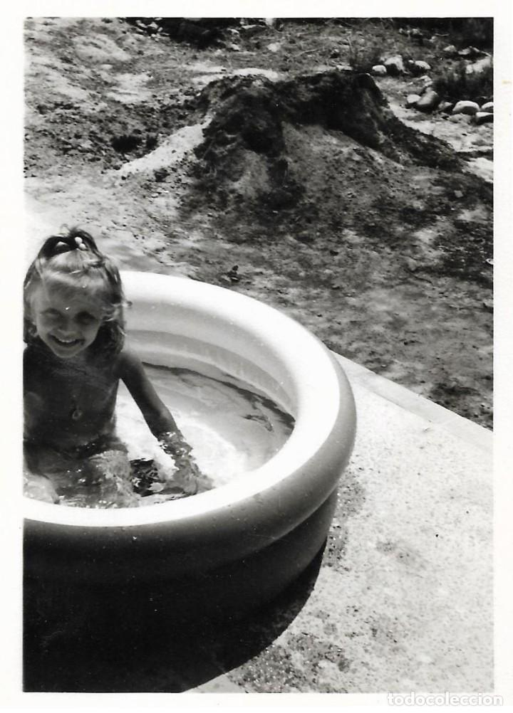 Fotograf&iacute;a antigua: == AD568 - FOTOGRAFIA - JOVENCITA EN UNA PEQUE&Ntilde;A PISCINA HINCHABLE