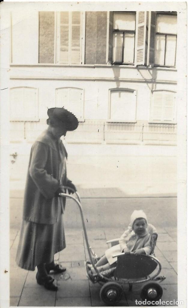 Fotograf&iacute;a antigua: == AD570 - FOTOGRAFIA - SE&Ntilde;ORA CON UNA NI&Ntilde;A EN SU COCHECITO