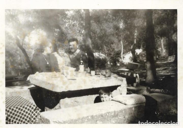 Fotograf&iacute;a antigua: == AD571 - FOTOGRAFIA - FAMILIA COMIENDO EN EL CAMPO