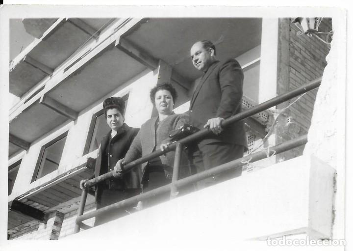 Fotograf&iacute;a antigua: == AD573 - FOTOGRAFIA - TRES PERSONAS EN UN BALCON