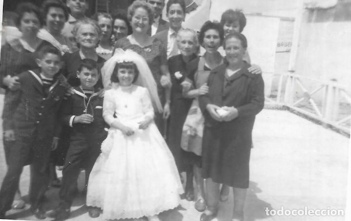 Fotograf&iacute;a antigua: == AD576 - FOTOGRAFIA - JOVENCITOS DE PRIMERA COMUNION CON SU FAMILIA