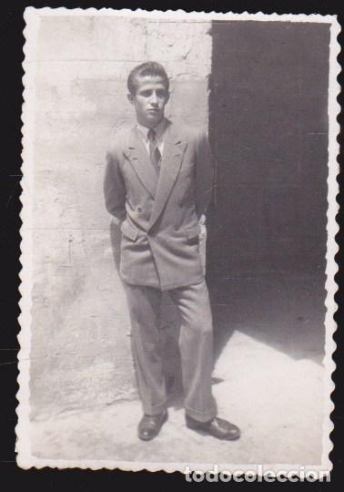 Fotograf&iacute;a antigua: UN SE&Ntilde;OR POSANDO  .