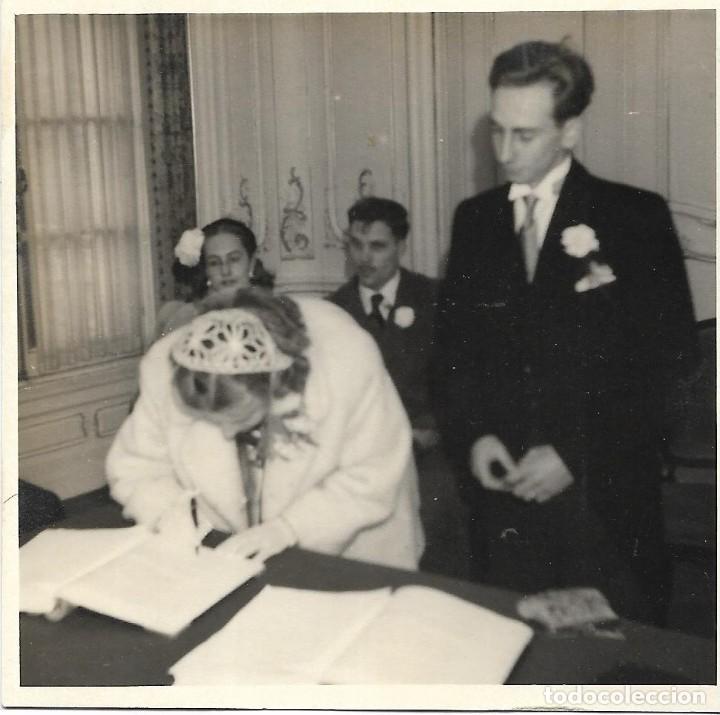 Alte Fotografie: == AD741 - FOTOGRAFIA - PAREJA DE NOVIOS FIRMANDO