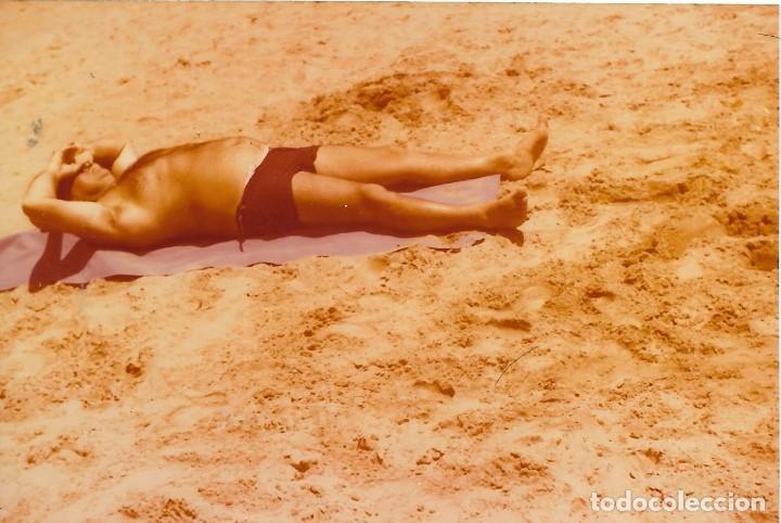 Alte Fotografie: ** AD588 - FOTOGRAFIA - SE&Ntilde;OR TUMBADO EN LA ARENA