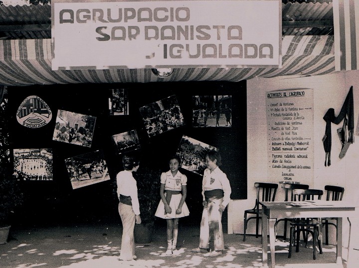 Fotograf&iacute;a antigua: AGRUPACI&Oacute; SARDANISTA D&acute;IGUALADA. 24 X 18 CMS. - Foto 2