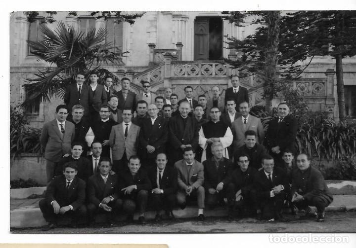 Alte Fotografie: == AD656 - FOTOGRAFIA - GRAN GRUPO DE JOVENES Y SE&Ntilde;ORES CON ALGUNOS RELIGIOSOS