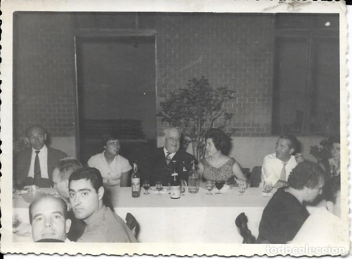 Alte Fotografie: *** CC104 - FOTOGRAFIA - AMIGOS EN UNA COMIDA
