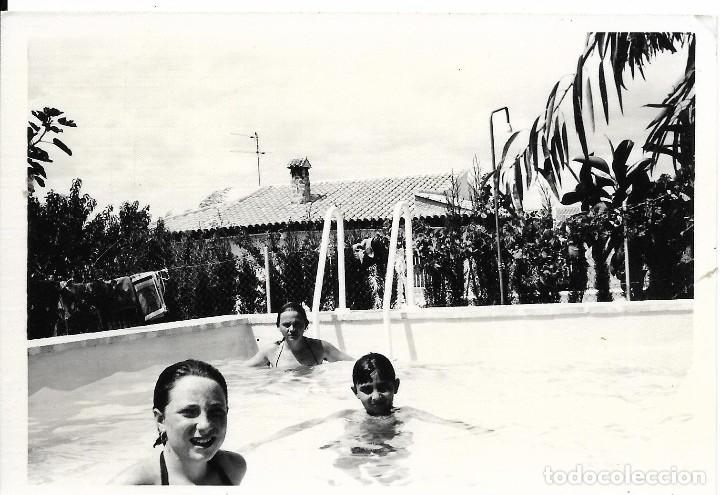 Alte Fotografie: == AD672 - FOTOGRAFIA - JOVENES TOMANDO EL BA&Ntilde;O EN UNA PISCINA