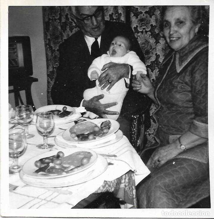 Alte Fotografie: == AF105 - FOTOGRAFIA - PAREJA MAYOR CON UN BEBE