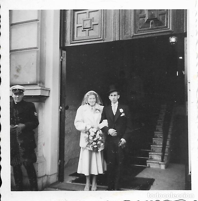 Fotografia antica: == AD819 - FOTOGRAFIA - PAREJA DE NOVIOS - 6 X 6 CM.