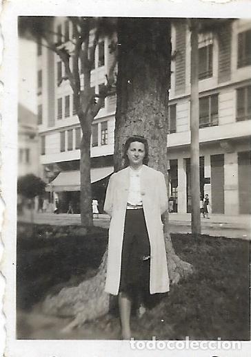 Fotografia antica: == FA858 - FOTOGRAFIA PEQUE&Ntilde;O FORMATO - JOVEN JUNTO A UN ARBOL - 4,5 X 3 CM.