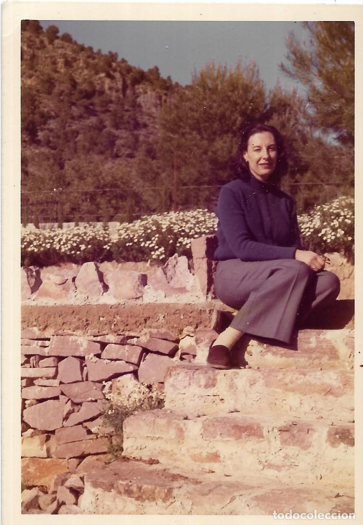 Fotografia antica: == AD676 - FOTOGRAFIA - SE&Ntilde;ORA SENTADA EN UNA ESCALERA