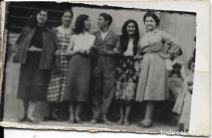 Fotografia antica: == FA870 - FOTOGRAFIA PEQUE&Ntilde;O FORMATO - GRUPO DE AMIGOS - 7 X 4,4 CM.