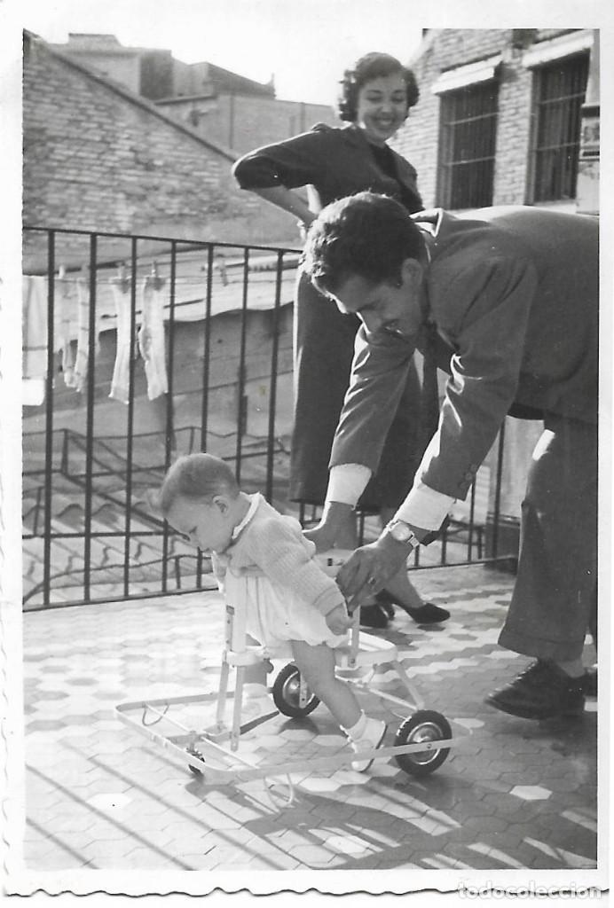 Fotografia antica: == NA369 - FOTOGRAFIA - PAREJA CON SU NI&Ntilde;O EN UNA TERRAZA