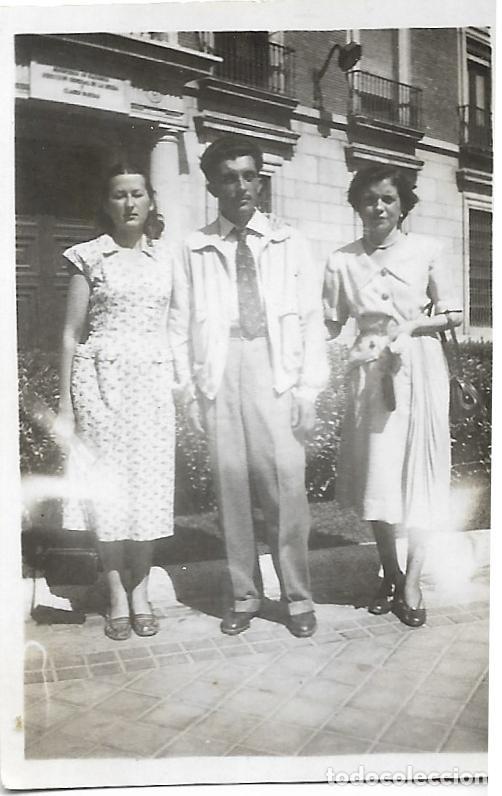 Fotografia antiga: == FA871 - FOTOGRAFIA PEQUE&Ntilde;O FORMATO - TRES AMIGOS - 6,5 X 4,5 CM.