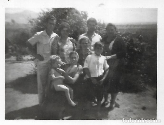 Fotografia antiga: == FA875 - FOTOGRAFIA PEQUE&Ntilde;O FORMATO - GRUPO DE AMIGOS - 6,5 X 5 CM.