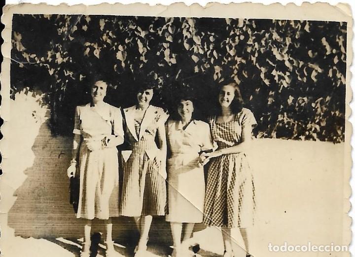 Fotografia antiga: == AD824 - FOTOGRAFIA PEQUE&Ntilde;O FORMATO - CUATRO JOVENES AMIGAS - 7,5 X 5,5 CM.