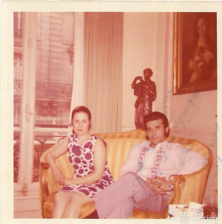 Fotografia antiga: == AF108 - FOTOGRAFIA - PAREJA SENTADOS EN UN SOF&Aacute;