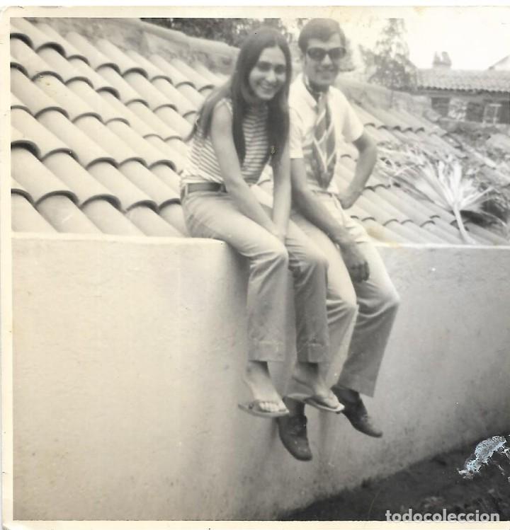Fotografia antiga: == AF111 - FOTOGRAFIA - PAREJA SENTADOS EN UN MURO DE UNA TERRAZA