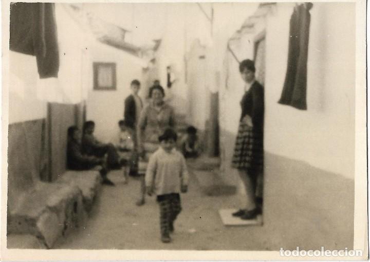 Fotografia antiga: *** CC122 - FOTOGRAFIA - VECINAS EN LA CALLE