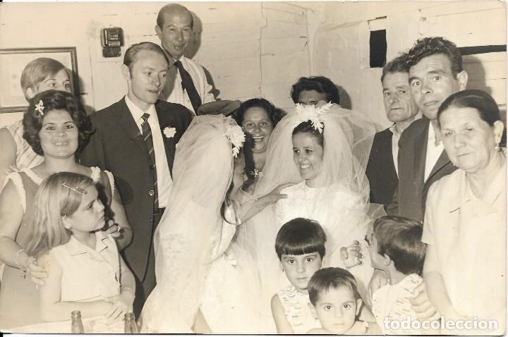 Fotograf&iacute;a antigua: :::: LL89 - FOTOGRAFIA - DOS NOVIAS CON SUS FAMILIARES Y AMIGOS - 18 X 11,5 CM.