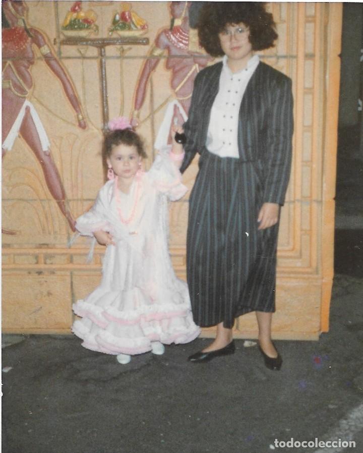 Fotografia antiga: :::: LC292 - FOTOGRAFIA - JOVEN CON UNA NI&Ntilde;A VESTIDA DE SEVILLANA