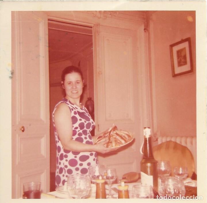 Fotografia antiga: == AF112 - FOTOGRAFIA - SE&Ntilde;ORA PREPARANDO LA MESA