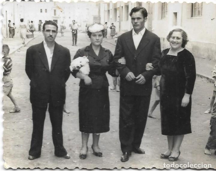Fotografia antiga: == AD834 - FOTOGRAFIA - PAREJA DE NOVIOS CON SU  FAMILIA