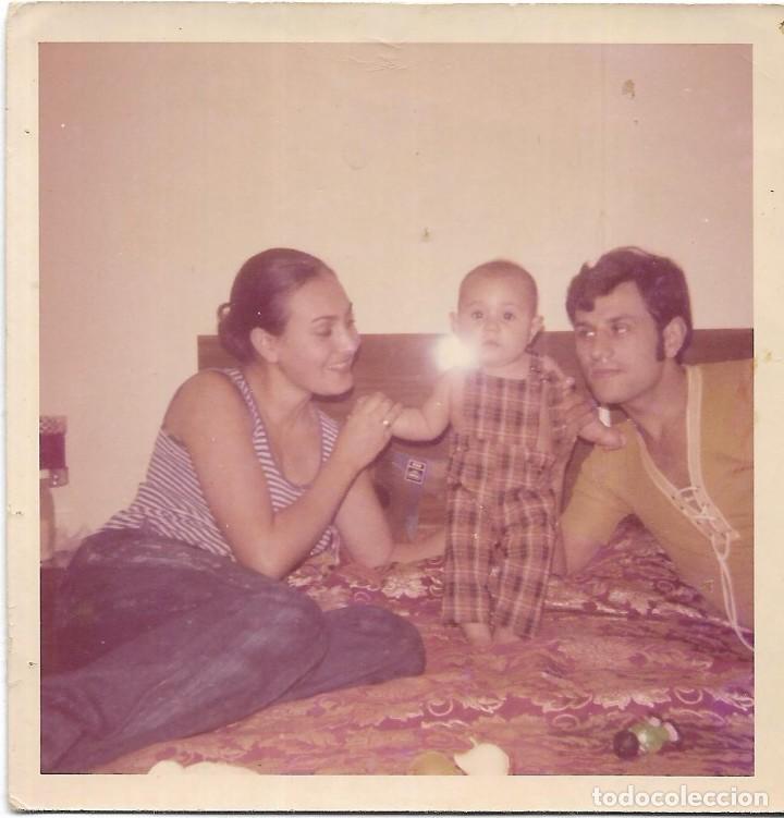 Fotografia antiga: == AF116 - FOTOGRAFIA - JOVEN PAREJA CON SU NI&Ntilde;ITO