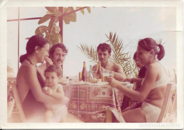 Fotografia antiga: *** CC133 - FOTOGRAFIA - GRUPO DE AMIGOS EN UNA COMIDA