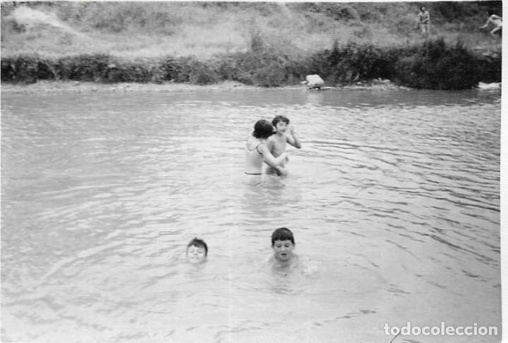 Fotografia antica: *** AF309 - FOTOGRAFIA - JOVENCITOS TOMANDO EL BA&Ntilde;O
