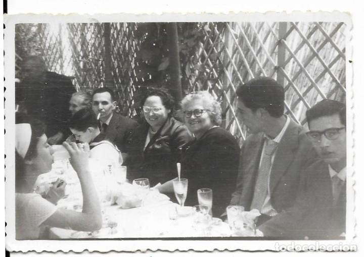 Fotografia antica: *** AF315 - FOTOGRAFIA - GRUPO DE PERSONAS EN UN BANQUETE DE PRIMERA COMUNION