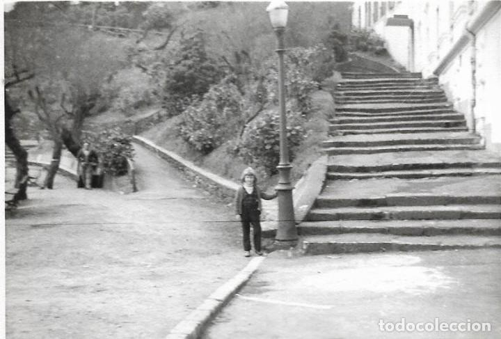 Fotografia antica: *** AF322 - FOTOGRAFIA - NI&Ntilde;ITA JUNTO A UNA FAROLA