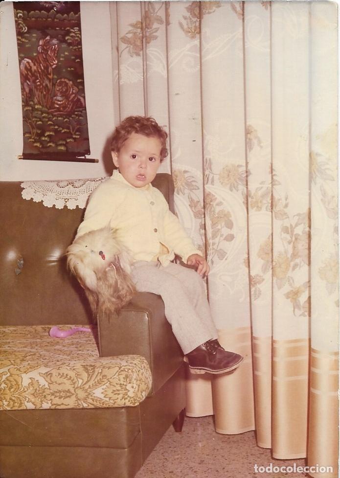 Fotografia antica: == AD699 - FOTOGRAFIA - NI&Ntilde;ITO SENTADO EN EL BRAZO DE UN SILLON
