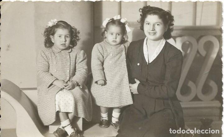 Fotografia antica: == AF406 - FOTOGRAFIA - SE&Ntilde;ORA CON SUS DOS BONITAS NI&Ntilde;ITAS