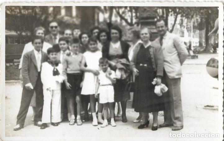 Fotografia antica: *** CC174 - FOTOGRAFIA - NI&Ntilde;O DE PRIMERA COMUNION CON SU FAMILIA