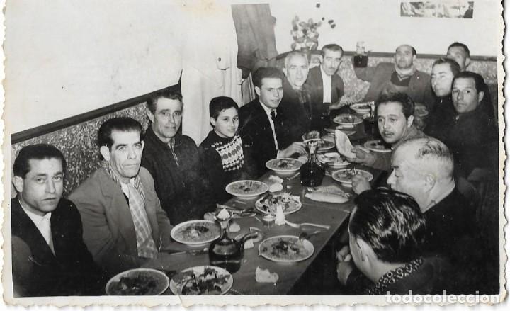 Fotografia antica: *** CC175 - FOTOGRAFIA - GRUPO DE AMIGOS EN UNA COMIDA - FOTO HIPOLITO ABRAILA - 1958